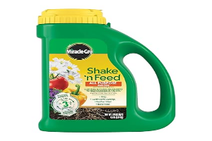 Miracle-Gro Shake 'N Feed All Purpose Plant Food - Outdoor and Indoor Plant Food for In-Ground and Containers, Feeds for up to 3 Months, 4.5 lbs.